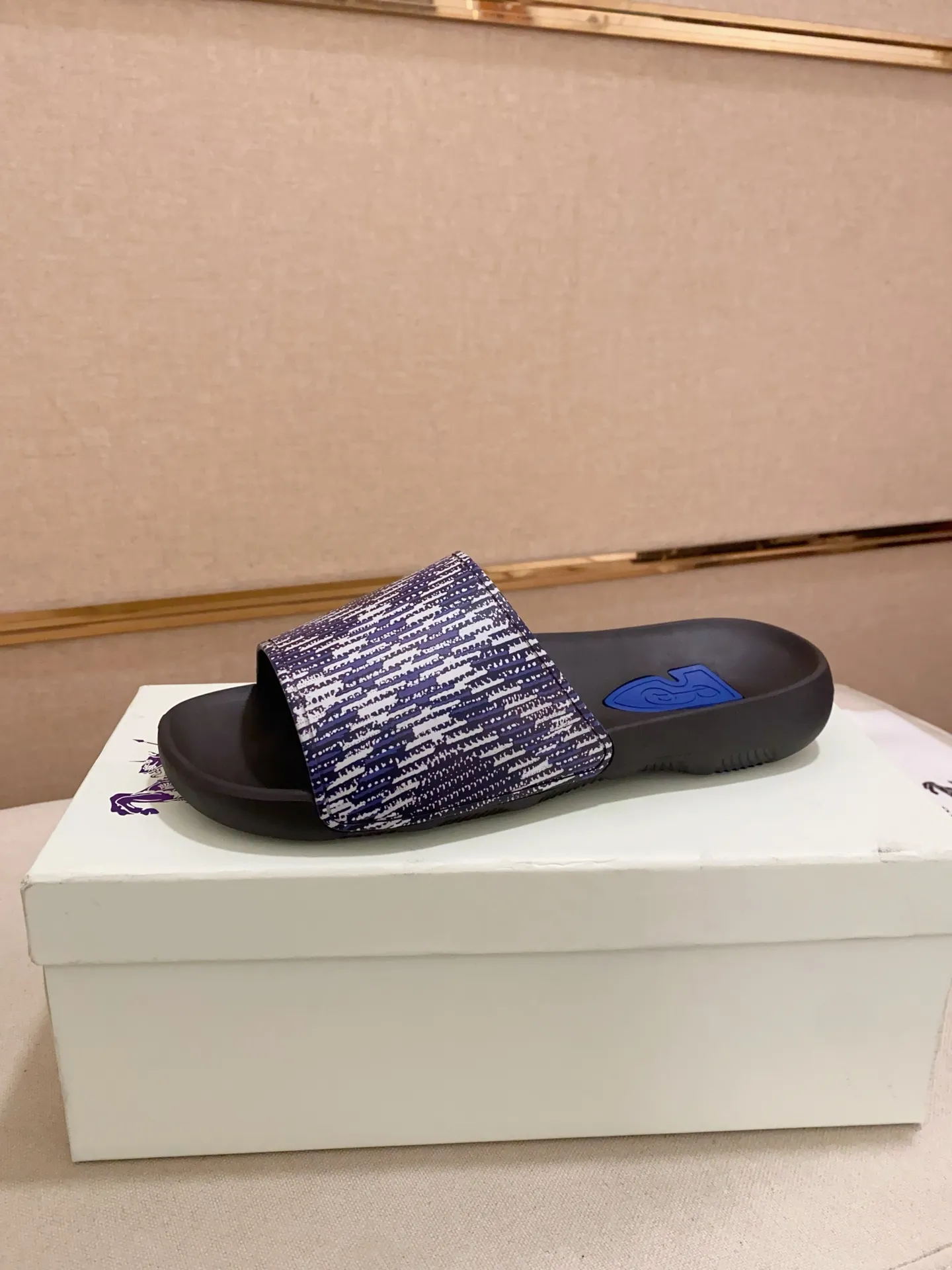 Men's shoes 💰: 320💰 [Burberry slippers] High-end men's shoes brand official website 1:1 latest masterpiece: original mold customization, the fabric is made of imported original rubber material, upgraded outsole, lighter and non-slip. The market's top quality, simple yet tasteful, a must-have for fashionistas, fashionable at your feet, full of confidence, the same style at the counter 👍The season of summer slippers is here. Code: 39-46